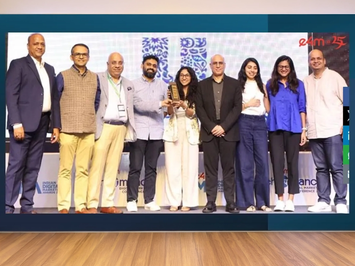 Group holding the Indian Digital Marketing Award.